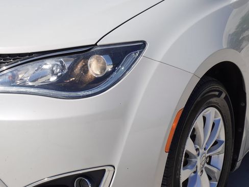 Used 2017 Chrysler Pacifica Touring-L FWD image 2