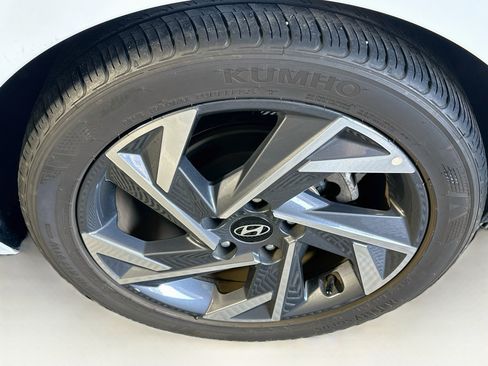 Used 2025 Hyundai Elantra SEL FWD image 11