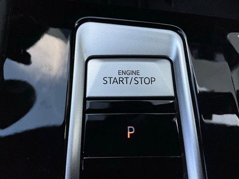 Used 2025 Volkswagen Atlas Cross Sport SE image 25