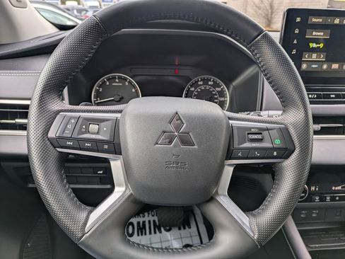 Used 2025 Mitsubishi Outlander SE image 16