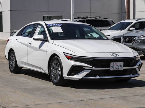 Used 2025 Hyundai Elantra Hybrid FWD image 3