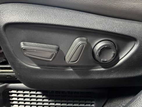 Used 2025 Toyota Sienna XLE image 23