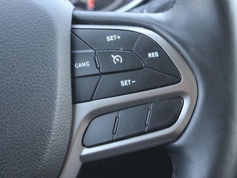 Used 2019 Jeep Cherokee Limited AWD/4WD image 14