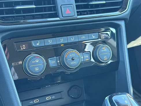 Used 2024 Volkswagen Taos SE w/ MDO Package image 33