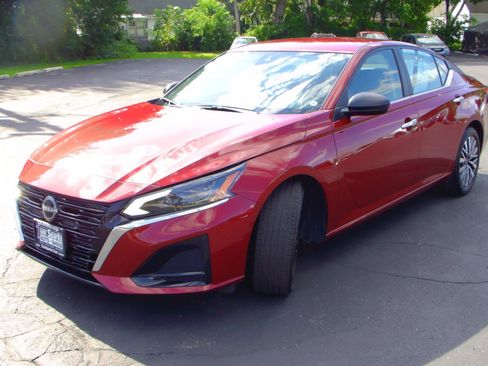 Used 2024 Nissan Altima 2.5 SV FWD image 3