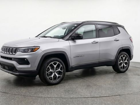 Used 2025 Jeep Compass Limited image 3