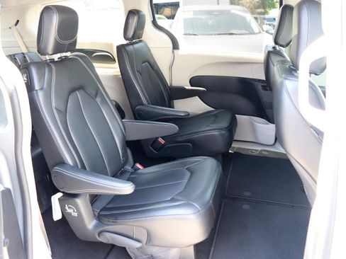 Used 2024 Chrysler Pacifica Touring-L FWD image 15
