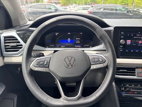 Used 2025 Volkswagen Taos SE FWD image 29