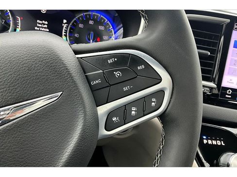 Used 2024 Chrysler Pacifica Touring-L image 26