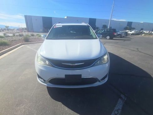 Used 2017 Chrysler Pacifica Limited image 2