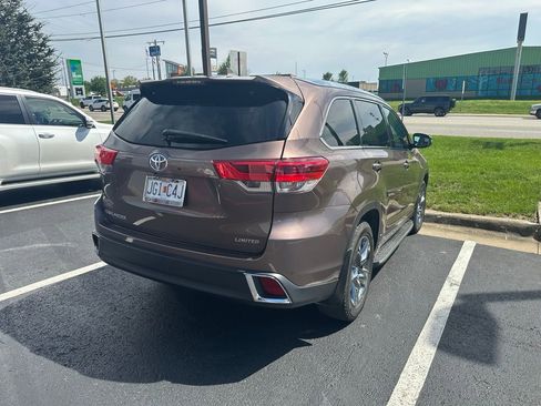 Used 2018 Toyota Highlander Limited Platinum FWD image 7
