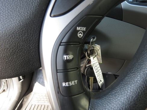 Used 2014 Hyundai Elantra SE w/ Option Group 02 FWD image 17