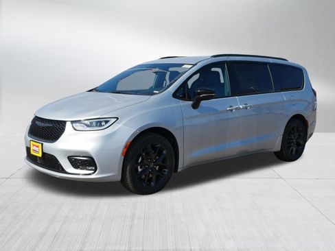 New 2026 Chrysler Pacifica Select image 3