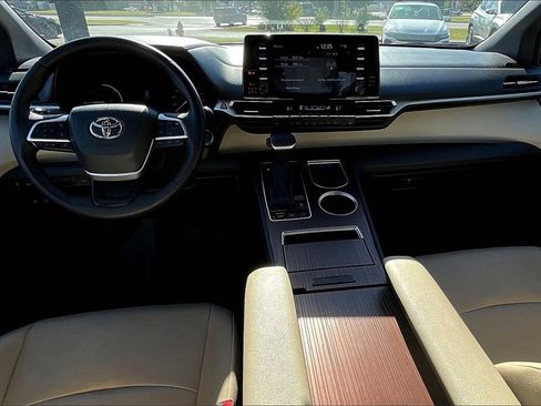 Used 2024 Toyota Sienna XLE image 14