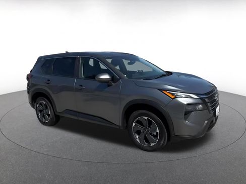 Used 2025 Nissan Rogue SV FWD image 2
