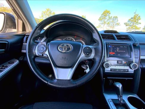 Used 2013 Toyota Camry SE image 6