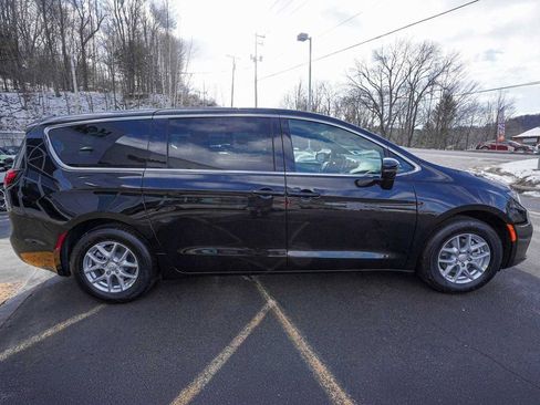 New 2026 Chrysler Pacifica Select image 4