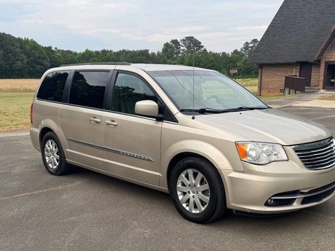 Used 2014 Chrysler Town & Country Touring FWD image 2