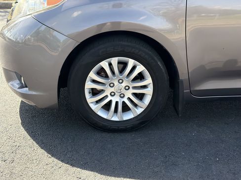 Used 2017 Toyota Sienna XLE FWD image 32