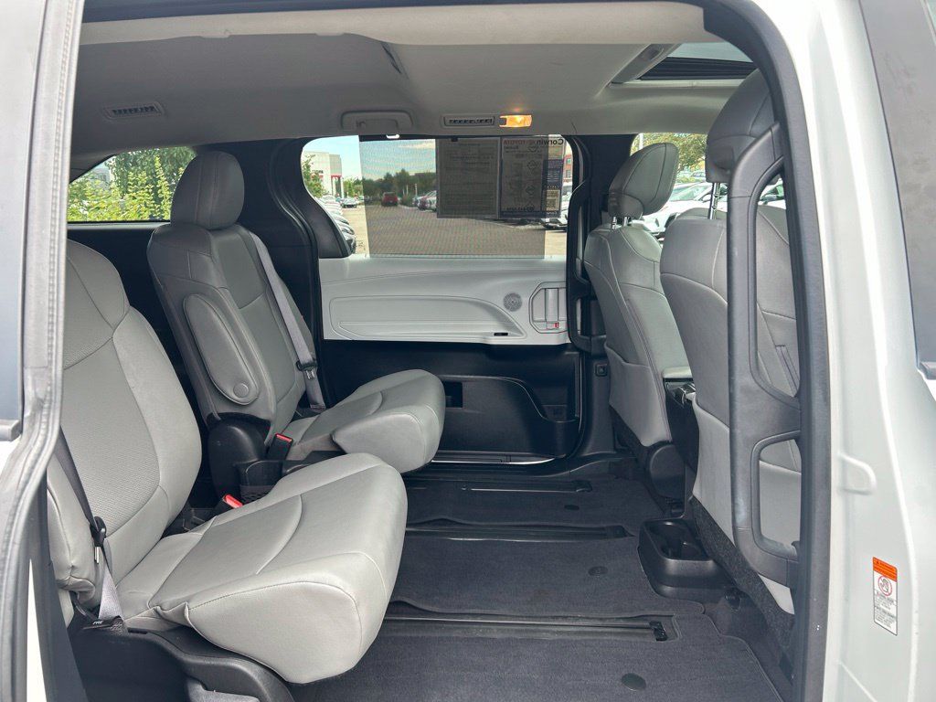 Used 2025 Toyota Sienna XLE AWD/4WD image 15