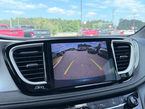 Used 2022 Chrysler Pacifica Touring FWD image 18