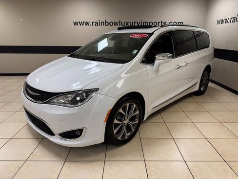 Used 2017 Chrysler Pacifica Limited image 3