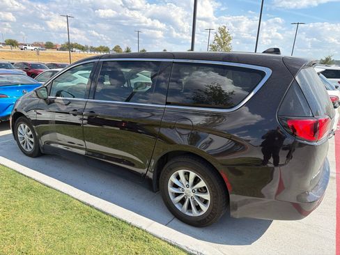 Used 2017 Chrysler Pacifica Touring w/ Tire & Wheel Group FWD image 2