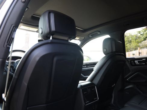 Used 2022 Porsche Cayenne Platinum Edition AWD/4WD image 26