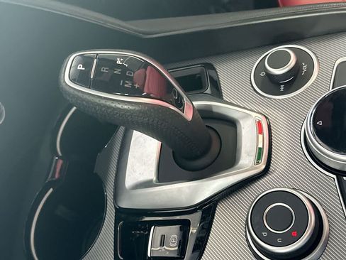 Used 2022 Alfa Romeo Giulia Veloce RWD image 21