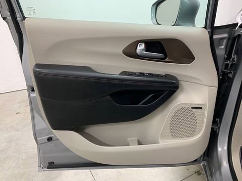 Used 2018 Chrysler Pacifica Touring-L Plus w/ Tire & Wheel Group image 6