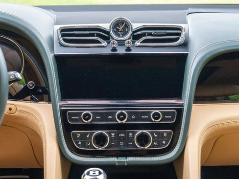 Used 2021 Bentley Bentayga AWD/4WD image 39