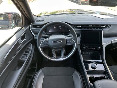 Used 2025 Jeep Grand Cherokee Altitude AWD/4WD image 11