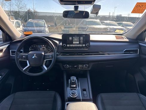 Used 2024 Mitsubishi Outlander SE Black Edition image 16
