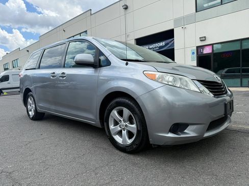 Used 2012 Toyota Sienna LE FWD image 2