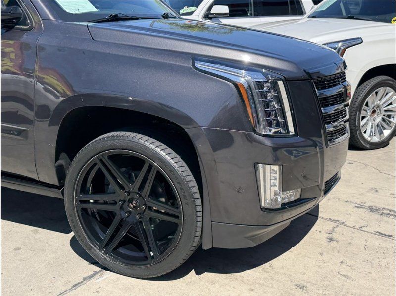 Used 2018 Cadillac Escalade Premium Luxury AWD/4WD image 7