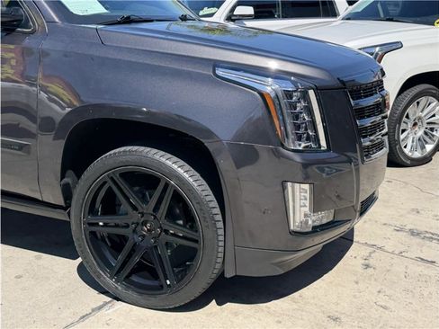 Used 2018 Cadillac Escalade Premium Luxury AWD/4WD image 7