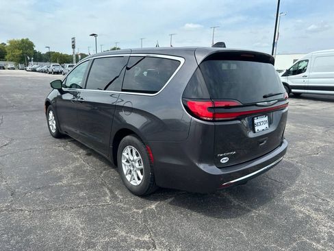 Used 2023 Chrysler Pacifica Touring-L FWD image 7