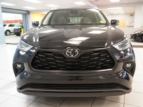 Used 2022 Toyota Highlander XLE AWD/4WD image 16