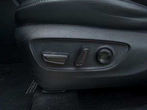 Used 2023 Toyota Highlander Limited FWD image 11