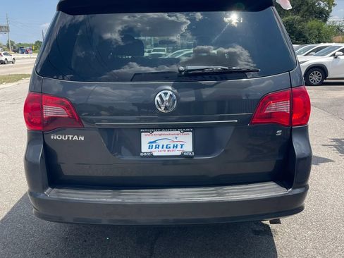 Used 2012 Volkswagen Routan S FWD image 3