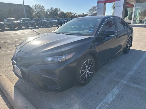 Used 2024 Toyota Camry SE image 1