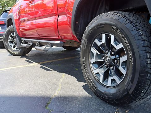 Used 2016 Toyota Tacoma TRD Sport AWD/4WD image 13
