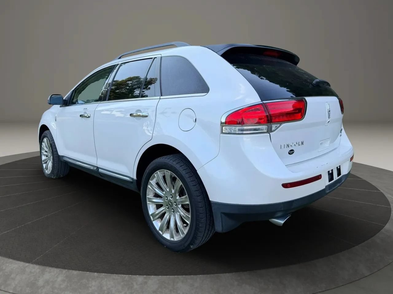 Used 2014 Lincoln MKX AWD w/ Equipment Group 101A image 3