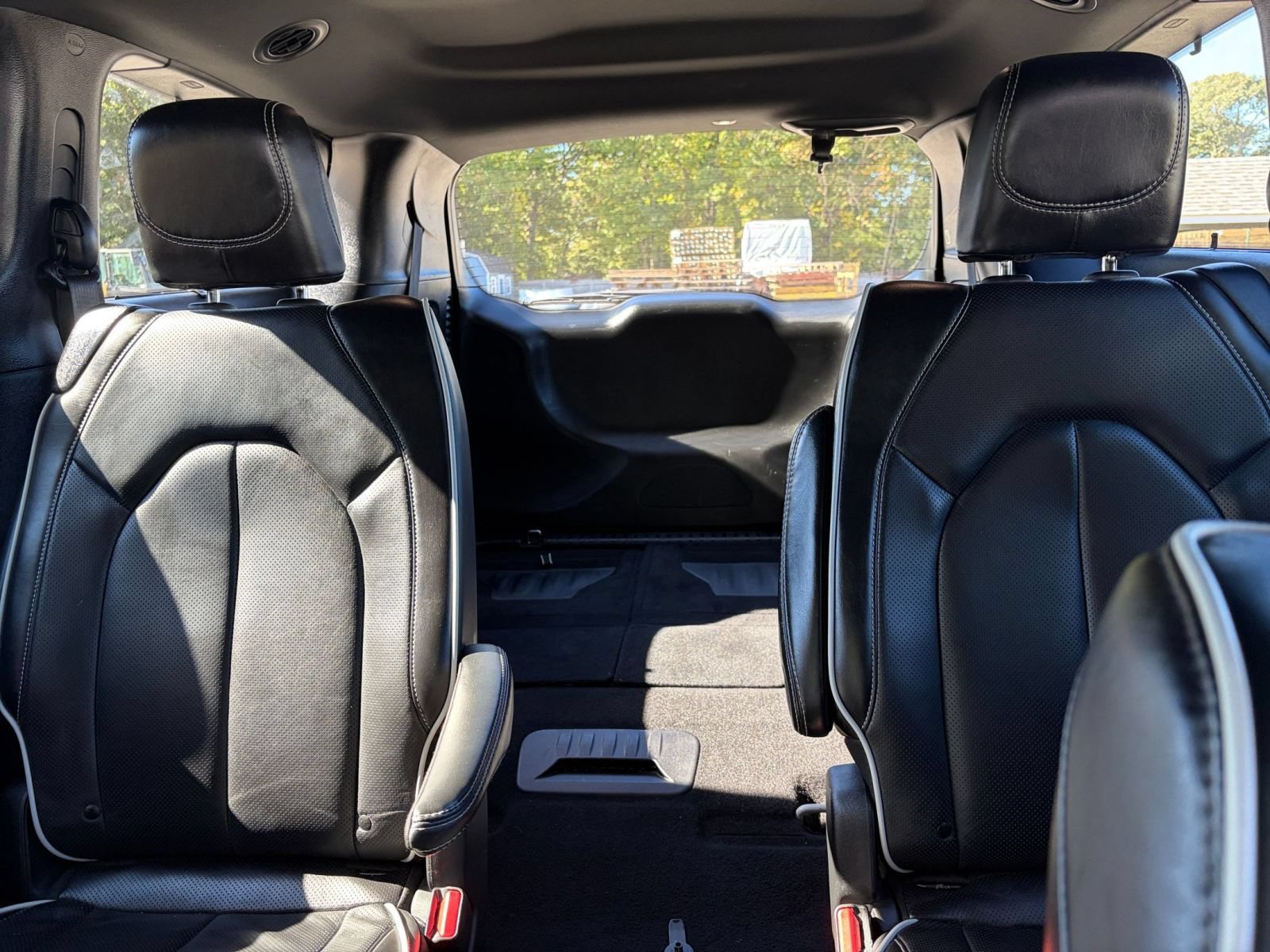Used 2025 Chrysler Pacifica Limited FWD image 42