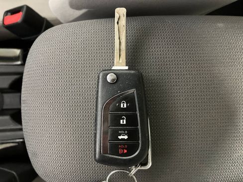 Used 2020 Toyota Corolla LE image 30