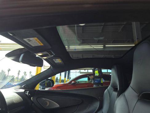 Used 2022 McLaren GT RWD image 5