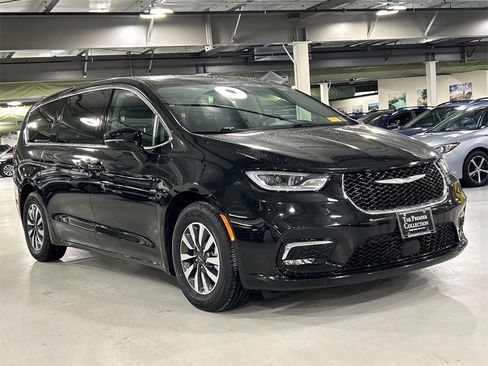 Used 2022 Chrysler Pacifica Touring-L image 1