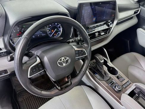 Used 2021 Toyota Highlander Platinum AWD/4WD image 11