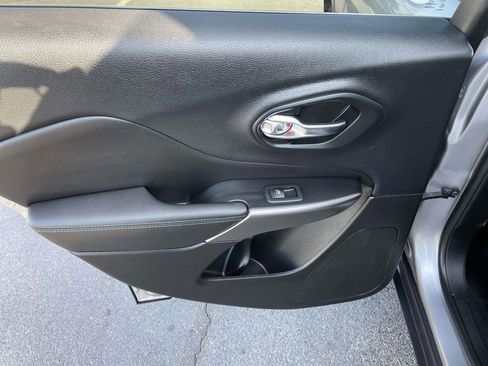 Used 2019 Jeep Cherokee Latitude Plus image 18