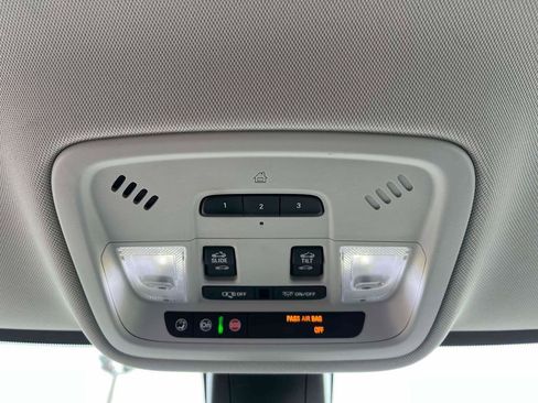 Used 2019 Chevrolet Traverse LT w/ LT Premium Package image 24